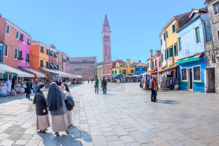 Téléchargez les photos : Venise, Italie - 10 avril 2007 : Des religieuses visitent la place du marché de l "île de Vénézian Burano à Venise. - en image libre de droit