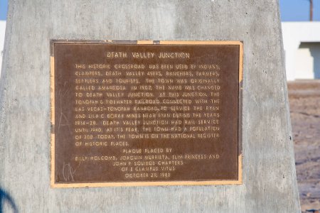Foto de Death Valley Junction, Estados Unidos - 19 de julio de 2008: señalización para explicar el contendiente histórico en el antiguo cruce del valle de la muerte minero de bórax vlillage en la entrada del valle de la Muerte. - Imagen libre de derechos
