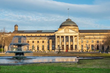 vista panorámica del histórico Kurhaus y casino en Wiesbaden, Alemania.