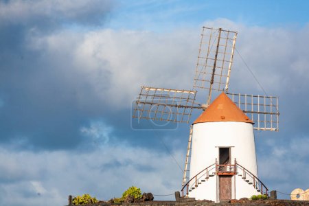 Téléchargez les photos : Moulin à vent dans le jardin tropical de cactus dans le village de Guatiza, attraction populaire à Lanzarote, îles Canaries - en image libre de droit