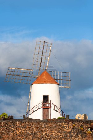 Téléchargez les photos : Beau moulin à vent à Lanzarote - en image libre de droit