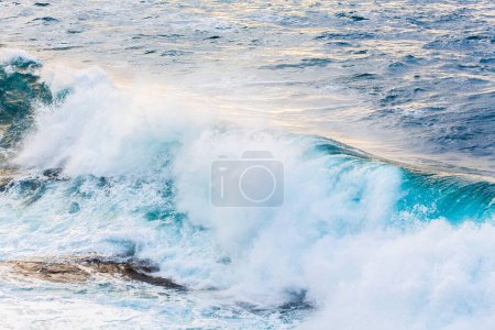 Téléchargez les photos : Belles vagues bleues hautes dangereuses à l'océan Atlantique comme fond de la nature - en image libre de droit