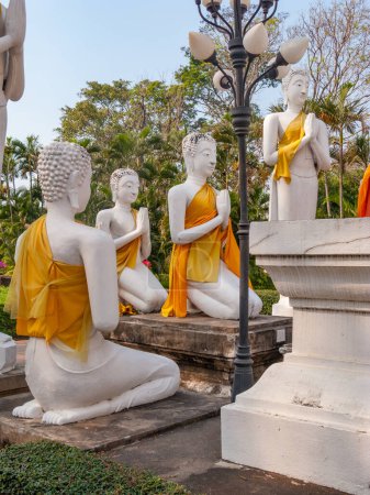 Téléchargez les photos : Statues de groupe de prière, Wat Yai Chai Mongkol, Ayutthaya, Thaïlande - en image libre de droit