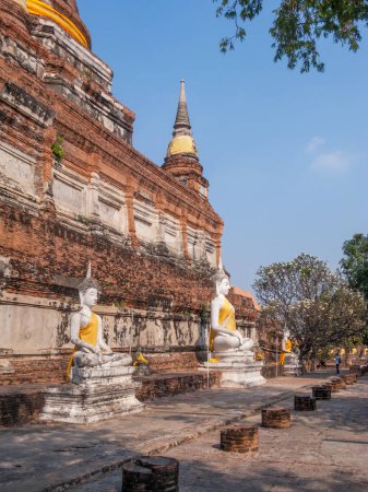 Téléchargez les photos : Statues de groupe de prière, Wat Yai Chai Mongkol, Ayutthaya, Thaïlande - en image libre de droit