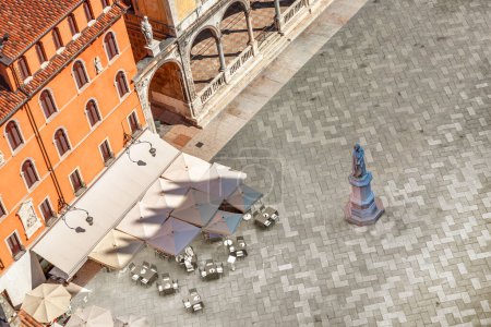 Téléchargez les photos : Vue de torre di Lamberti à la place du marché avec statue de Dante Alighieri, Vérone, Italie - en image libre de droit
