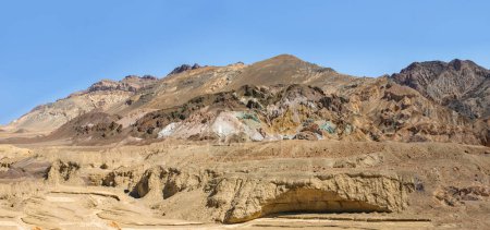 Foto de Las laderas abigarradas de Artists Palette en Death Valley, California. Varios pigmentos minerales han coloreado los depósitos volcánicos que se encuentran aquí
. - Imagen libre de derechos