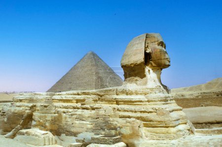 Foto de El perfil completo de la Gran Esfinge con la pirámide en el fondo en Giza
. - Imagen libre de derechos