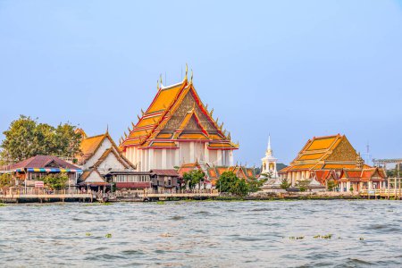 Foto de Famoso Wat Kalayanamitr Tempel, visto desde la orilla del río por la mañana temprano - Imagen libre de derechos