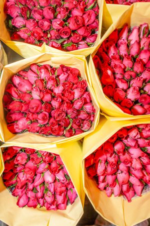 Téléchargez les photos : Roses rouges offertes au marché aux fleurs de nuit à Bangkok - en image libre de droit