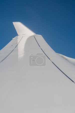 Téléchargez les photos : Détail de l'aile de l'avion dans le ciel bleu - en image libre de droit
