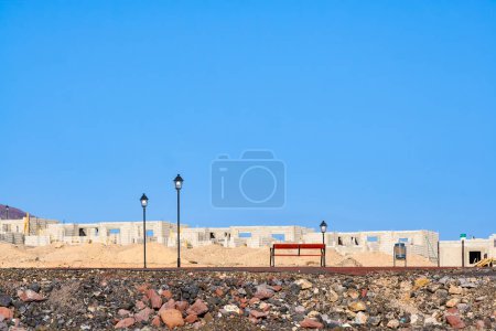 Foto de Nueva calle en Playa Blanca en zona abierta para crear la infraestructura para la construcción de viviendas en Lanzarote, España - Imagen libre de derechos