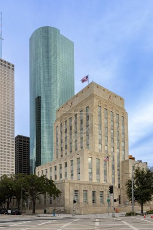 Téléchargez les photos : Vue sur l'horizon de Houston avec l'hôtel de ville historique et puits fargo square et gratte-ciel à partir de Hermans park square, Houston, USA - en image libre de droit