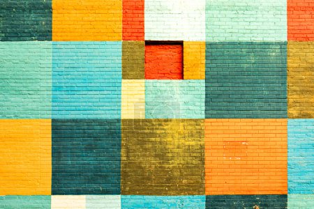 Téléchargez les photos : Vieux mur de briques coloré en différentes couleurs dans le motif géométrique - en image libre de droit