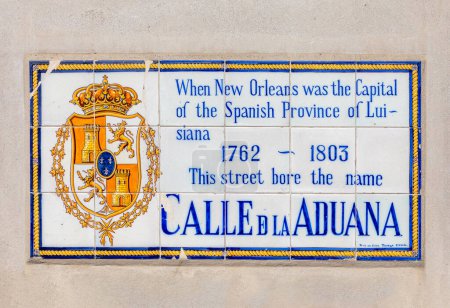 historische Straßennamen-Fliesen für die Calle de la Aduana im französischen Viertel in New Orleans, USA