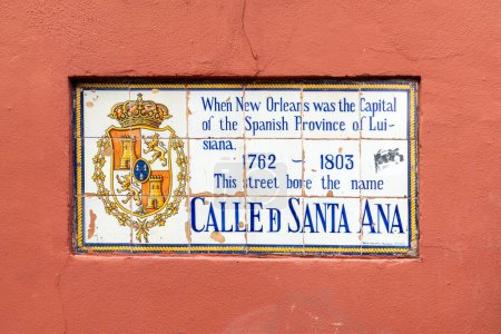 historische Straßennamen-Fliesen für die Calle de Santa Ana im französischen Viertel in New Orleans, USA