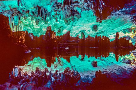 Foto de Las bellamente iluminadas cuevas de flauta de junco que muestran el Palacio de Cristal de las formaciones del Rey Dragón. Situado en Guilin, Guangxi Provine, China - Imagen libre de derechos