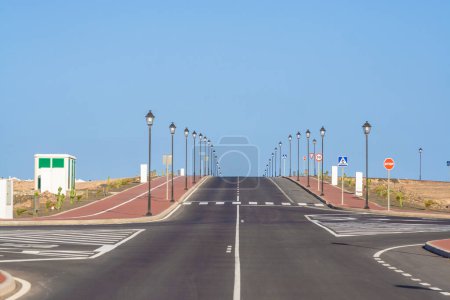 neue Straßen für das Neubaugebiet auf Lanzarote, um die Infrastruktur zu priorisieren und später weiße Häuser zu planen, Spanien