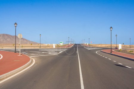 Téléchargez les photos : De nouvelles routes pour la zone de développement de Lanzarote afin de priovide l'infrastructure et plus tard la planification des maisons blanches, Espagne - en image libre de droit