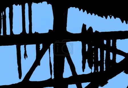 Detail eines abgebrannten Hauses mit Holzdachstuhl unter blauem Himmel.