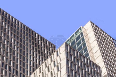 Téléchargez les photos : Fenêtres des immeubles de bureaux, arrière-plan d'affaires cool - en image libre de droit