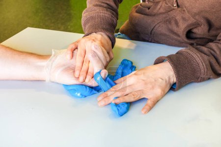 Téléchargez les photos : Physiothérapie des mains pour récupérer un découvreur cassé - en image libre de droit