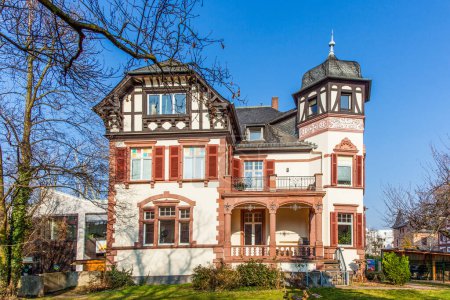 Historische Villa in Frankfurt Hoechst unter blauem Himmel