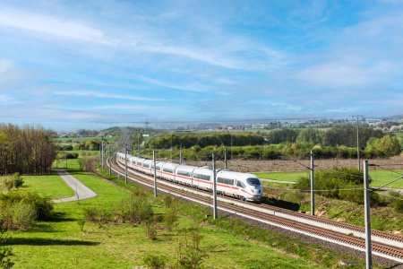 Téléchargez les photos : Train à grande vitesse à pleine vitesse dans le paysage - en image libre de droit