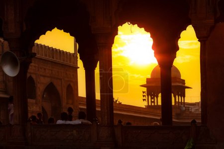 coucher de soleil intense semblent aux arcades du fort rouge à New Delhi, Inde