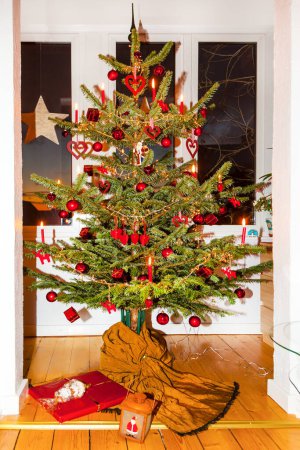 Foto de Hermoso árbol de Navidad decorado en casa - Imagen libre de derechos