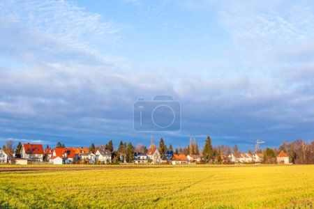 Téléchargez les photos : Paysage rural à Munich avec de nouvelles colonies et champs - en image libre de droit