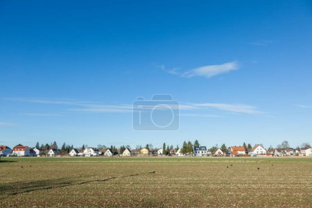 Téléchargez les photos : Maisons neuves à Munich Allach en zone agricole pour les familles, Munich, Allemagne - en image libre de droit