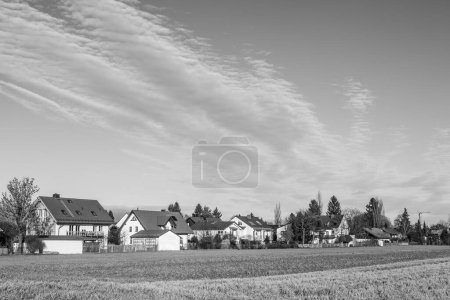 Téléchargez les photos : Maisons neuves à Munich Allach en zone agricole pour les familles, Munich, Allemagne - en image libre de droit