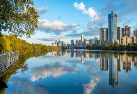 Foto de Horizonte de Austin con la reflexión en el río en la madrugada, Texas - Imagen libre de derechos