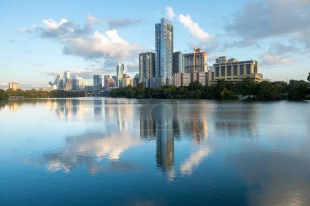 Téléchargez les photos : Skyline d'Austin avec reflet dans la rivière tôt le matin, Texas - en image libre de droit