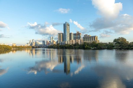 Téléchargez les photos : Skyline d'Austin dans la lumière tôt le matin avec la ville miroir dans la rivière colorado, Texas, USA - en image libre de droit