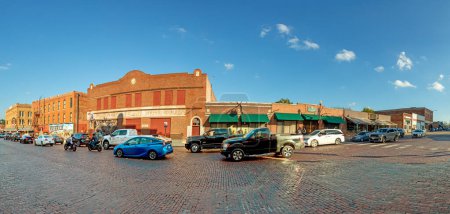 Foto de Fort Worth, Estados Unidos - 4 de noviembre de 2023: vista a la arquitectura de ladrillos y la calle Main en Stockyards, la antigua zona de venta de ganado de Dallas, Estados Unidos. - Imagen libre de derechos