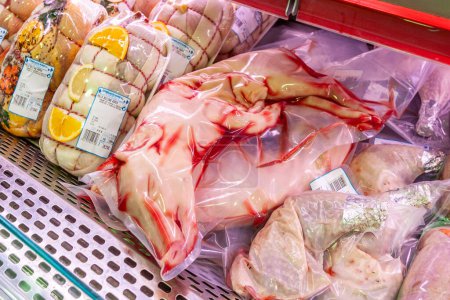 Foto de Playa Blanca, España - 24 de diciembre de 2010: cerdo entero recién congelado en el supermercado listo para vender para una barbacoa de Navidad. - Imagen libre de derechos
