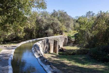 Téléchargez les photos : San Antonio, États-Unis - 31 octobre 2023 : vue sur l'aquaduc du sentier missionnaire de San Antonio, site du patrimoine mondial de l'Unesco. - en image libre de droit