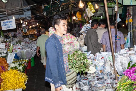 Téléchargez les photos : Bangkok, Thaïlande - 22 décembre 2009 : des roses rouges fraîches sont offertes au marché aux fleurs et de nuit Paklong Talad à Chinatown, Bangkok - en image libre de droit