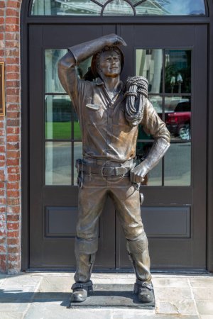 Téléchargez les photos : Lake Charles, États-Unis - 28 octobre 2023 : Une statue de bronze récemment dévoilée au centre-ville de Lake Charles a été dédiée à honorer les travailleurs de la ligne qui ont aidé à restaurer le pouvoir après l'ouragan Laura. - en image libre de droit