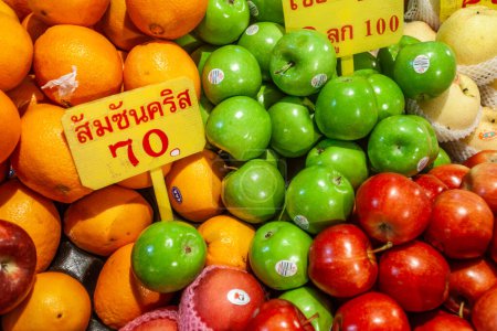 Téléchargez les photos : Bangkok, Thaïlande - 3 janvier 2010 : fruits frais offerts au marché de nuit à Bangkok, Thaïlande. - en image libre de droit