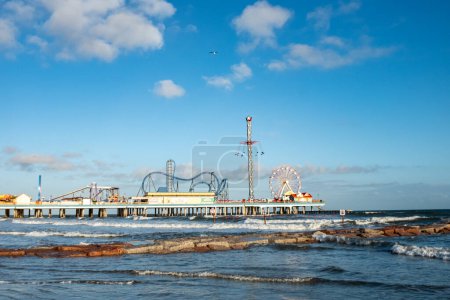 Foto de Galveston, Estados Unidos - 29 de octubre de 2023: El muelle del placer visto desde el agua en Galveston Island, Texas, Estados Unidos. - Imagen libre de derechos