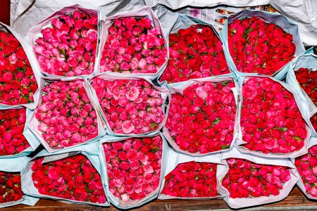 Foto de Bangkok, Tailandia - 22 de diciembre de 2009: se ofrecen rosas rojas frescas en el mercado de flores y noches Paklong Talad en Chinatown, Bangkok - Imagen libre de derechos