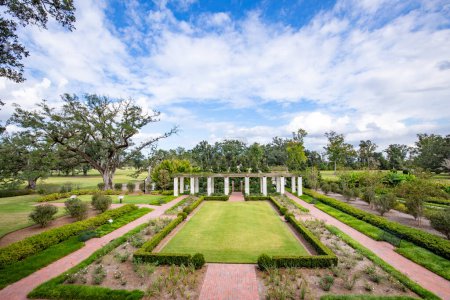 Foto de Vacherie, Estados Unidos - 27 de octubre de 2023: jardín de Whitney Plantation en Vacherie, Texas. La plantación operó desde 1752-1975 y sirve hoy en día como un museo para mostrar la historia de la esclavitud. - Imagen libre de derechos