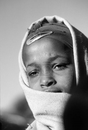 Téléchargez les photos : Gondar, Ethiopie. - 8 AOÛT 2001 : portrait d'une belle femme locale se rendant dans les champs pour travailler à Gondar, en Éthiopie. - en image libre de droit