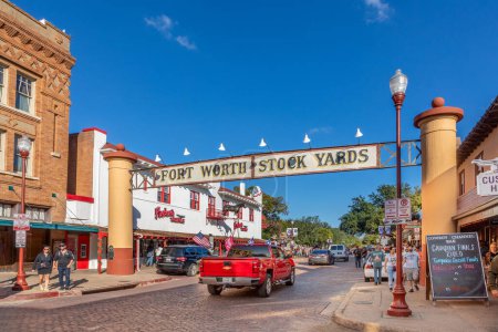 Foto de Fort Worth, EE.UU. - 4 de noviembre de 2023: vista a la arquitectura de ladrillo y la calle principal en Stockyards, la antigua zona de venta de ganado de Fort Worth, EE.UU.. - Imagen libre de derechos
