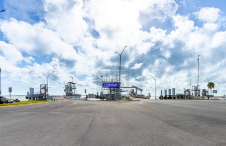 Téléchargez les photos : Port Bolivar, États-Unis - 28 octobre 2023 : attente au port de Bolivar pour le prochain ferry pour Galveston, Texas par mauvais temps. - en image libre de droit