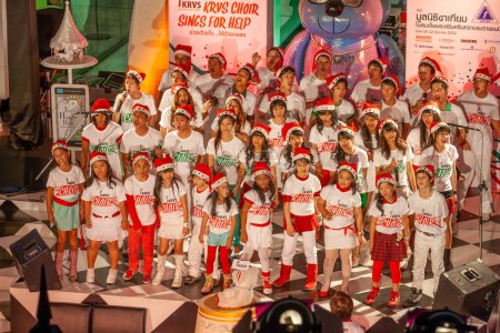 Téléchargez les photos : Bangkok, Thaïlande - 22 décembre 2009 : un chœur chante des chansons de Noël devant le centre commercial Amarin à Bangkok, Thaïlande. Amarin parraine le spectacle. - en image libre de droit