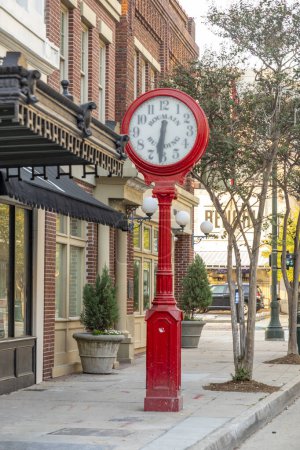 Téléchargez les photos : Baton Rouge, États-Unis - 23 octobre 2023 : vieille horloge historique debout sur le trottoir devant le bâtiment Roumain à Baton Rouge. - en image libre de droit