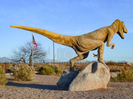 Foto de Benson, EE.UU. - 13 de marzo de 2011: gran dinosaurio frente al restaurante McDonald 's de comida rápida en Benson, Arizona. - Imagen libre de derechos